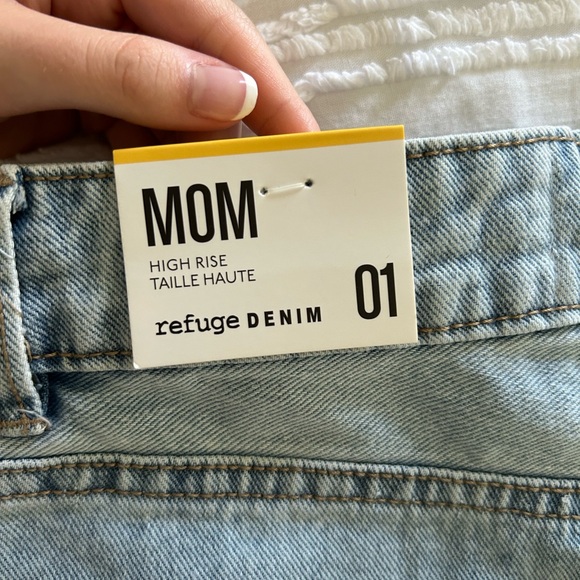 ✨BRAND NEW✨ Refuge Denim High Rise Mom Shorts // Size 1 - Picture 4 of 5